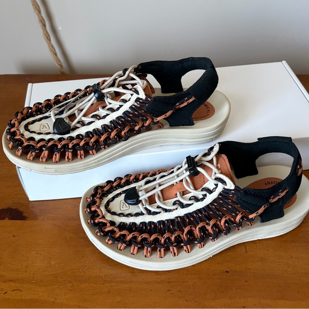 NWT KEEN UNEEK sneaker sandal Woman’s 5